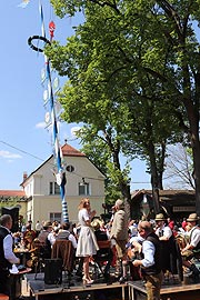 Maibaum aufstellen am 01.05.2019 im Augustiner Schützengarten in München-Obersendling (©Foto: Martin Schmitz)
